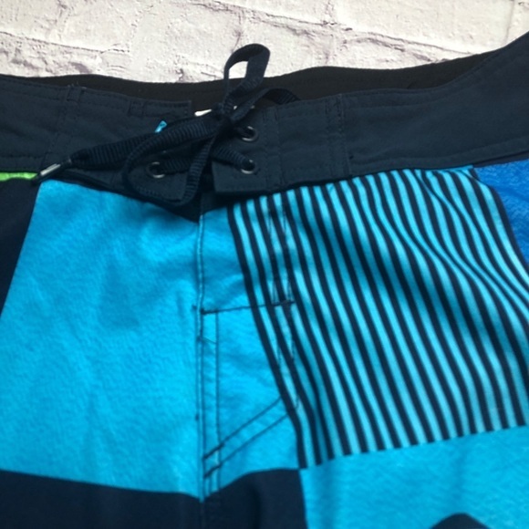 Quiksilver graphic‎ blue black and green board shorts size 30 - Picture 3 of 7